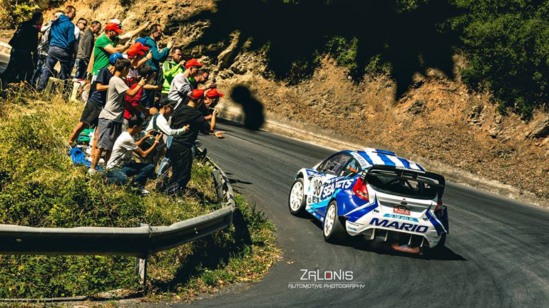 Ο 'Mario' έχει τον τρόπο να ξεσηκώνει τους θεατές οι οποίοι με τη σειρά τους τον αποθέωσαν στην ανάβαση Πορταριάς (πηγή φωτογραφίας: facebook mario iliopoulos racing team)