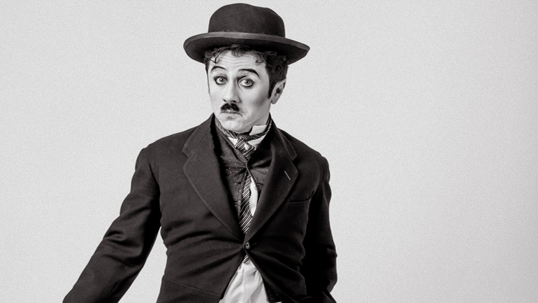 Η μεταμόρφωση του Θανάση Τσαλταμπάση για τις ανάγκες της παράστασης «Tσάρλι Τσάπλιν»