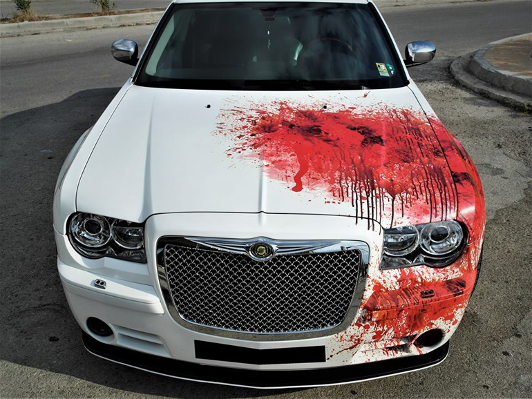 Αυτό που βλέπετε είναι ειδικό φιλμ που έχει τοποθετηθεί πάνω στο αυτοκίνητο. Φυσικά η επιλογή του... θέματος είναι του ιδιοκτήτη