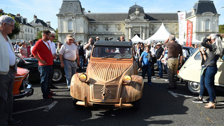 Άναυδοι έμειναν οι Γάλλοι με το ξύλινο Citroen 2CV