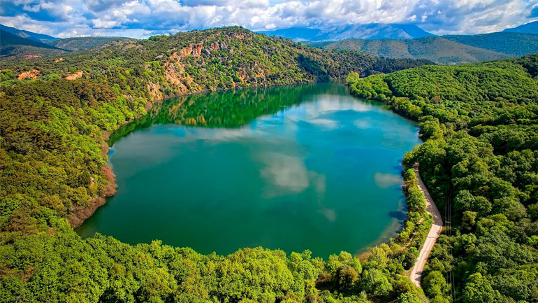 Η Λίμνη Ζηρού, από τις ωραιότερες της Ελλάδας, και ο μύθος που τη συνοδεύει.
