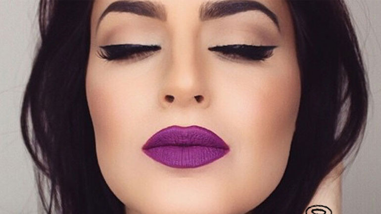 Φέτος τον χειμώνα το σκούρο μωβ στα χείλη είναι must!