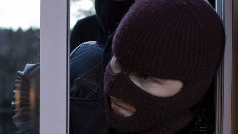 Κουκουλοφόροι εισέβαλαν σε διαμέρισμα 87χρονης στην Καλαμάτα