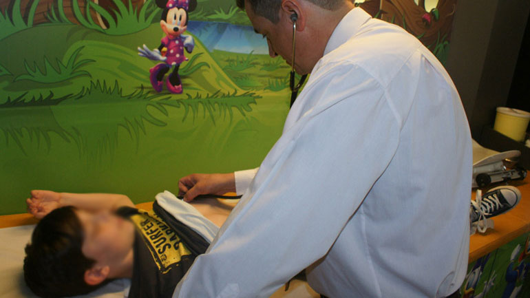 Παιδίατροι: «Αναγκαία η πιστοποίηση των εμβολιασμών σε σχέση με το δικαίωμα της εγγραφής των παιδιών στην εκπαίδευση»