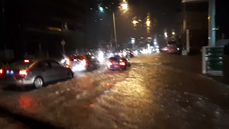 Πλημμύρες και εγκλωβισμοί ατόμων από τη νεροποντή στη Θεσσαλονίκη