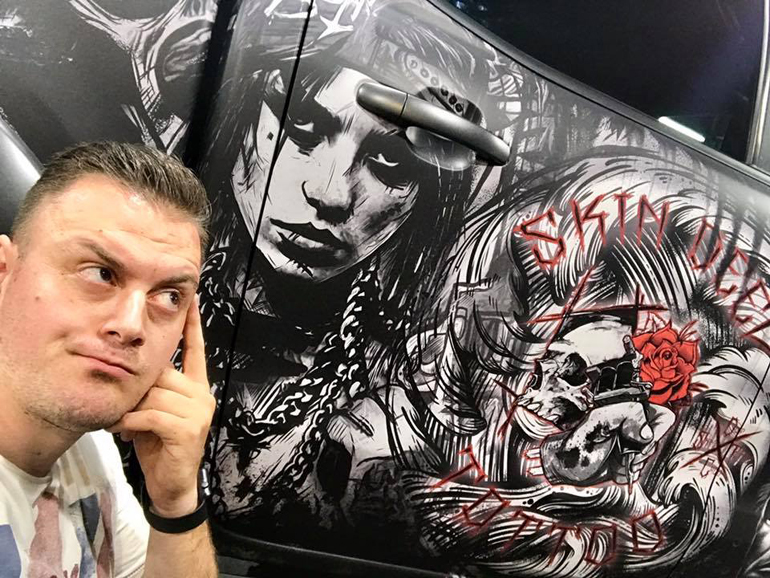 O Δαμιανός Γκινούτσης με φόντο το εντυπωσιακό Ford Ranger