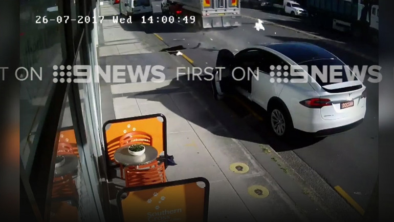 Φορτηγό διαλύει τις αυτόματες πόρτες του Tesla