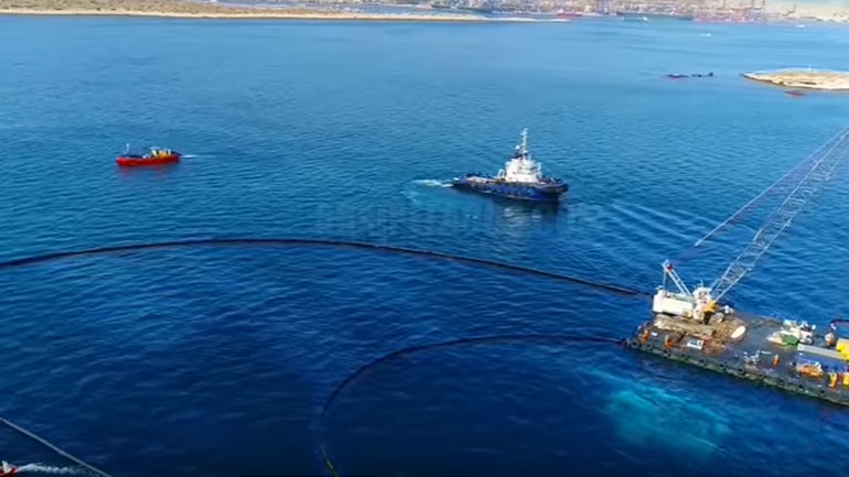 Ολοκληρώθηκε η απάντληση – Δείτε το «Αγία Ζώνη ΙΙ» στον βυθό της θάλασσας