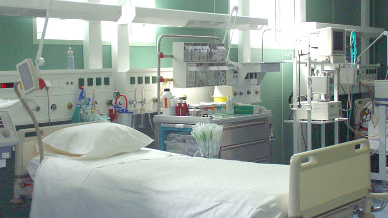 Μάχη για τη ζωή του δίνει ο γιατρός που έπεσε από μεγάλο ύψος