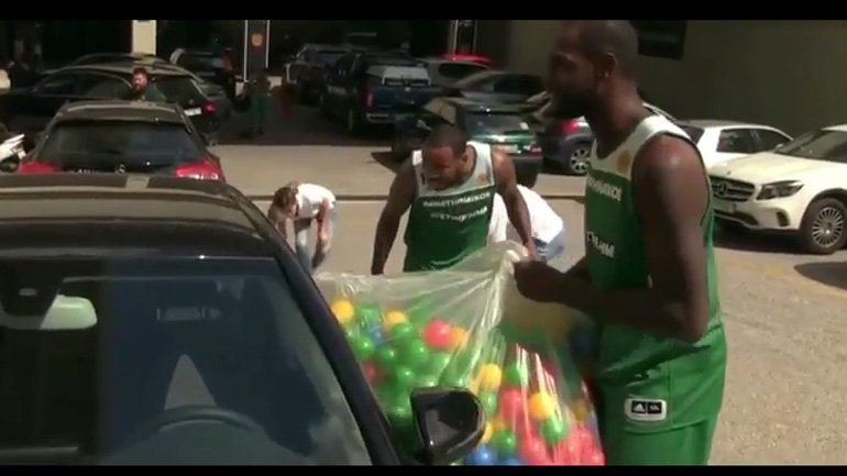 Ο Κένι Γκάμπριελ έπεσε θύμα των φαρσέρ με τα… πολύχρωμα μπαλάκια