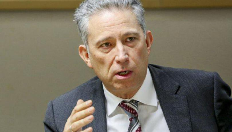 Ο Χρυσόγονος δεν παραδίδει την έδρα στην ευρωβουλή