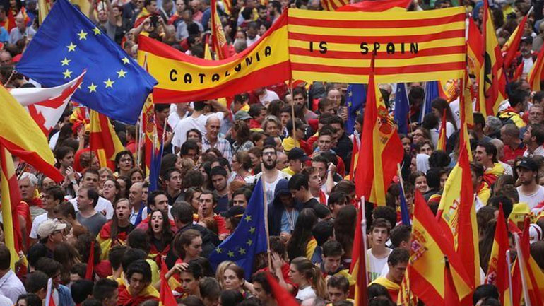 Ισπανία: Χιλιάδες διαδηλωτές στη Βαρκελώνη κατά της ανεξαρτησίας της Καταλονίας