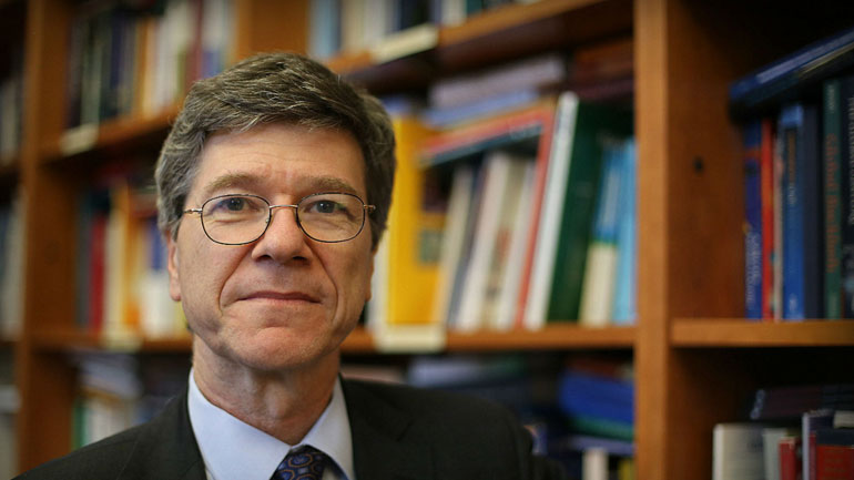 «Οι ΗΠΑ αποτελούν έναν κίνδυνο για τον κόσμο», προειδοποιεί ο οικονομολόγος Τζέφρι Ζακς