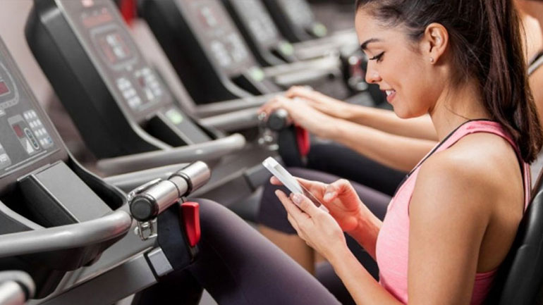 Γιατί δεν πρέπει να χρησιμοποιούμε το κινητό στο γυμναστήριο;