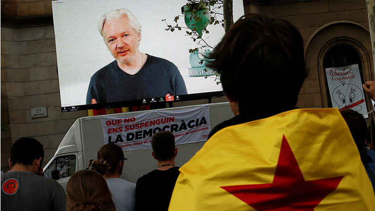 Ασάνζ: «Η Ισπανία διεξάγει τον “Πρώτο Παγκόσμιο Πόλεμο στο Ίντερνετ” για να αποτρέψει το Καταλανικό δημοψήφισμα
