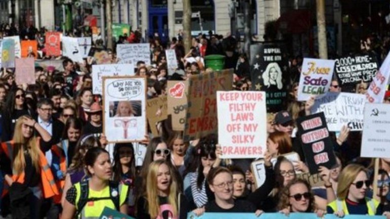 Ιρλανδία: Δεκάδες χιλιάδες άνθρωποι διαδήλωσαν υπέρ του δικαιώματος των γυναικών στην άμβλωση