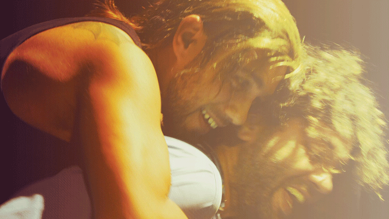 «Φωτιά στις πιρόγες» του Γιάννη Φίλια στο Θέατρο «Έαρ Βικτώρια»