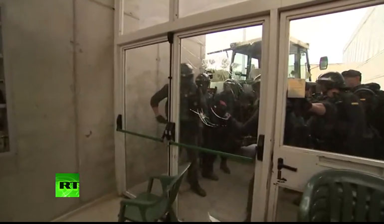 Η ισπανική αστυνομία έχει αρχίσει να επεμβαίνει στα εκλογικά κέντρα της Καταλονίας