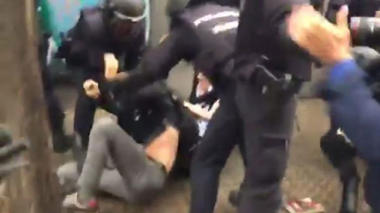 Ισπανία- Καταλονία: Η αστυνομία εισέβαλε με τη βία στο εκλογικό κέντρο όπου θα ψηφίσει ο Πουτζεμόντ