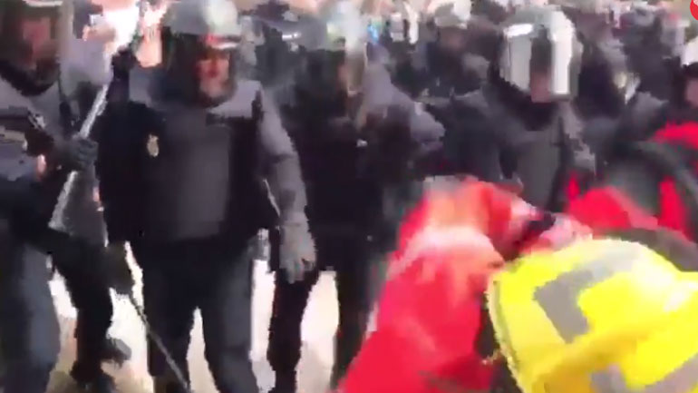 Αστυνομικοί χτυπούν Καταλανούς πυροσβέστες