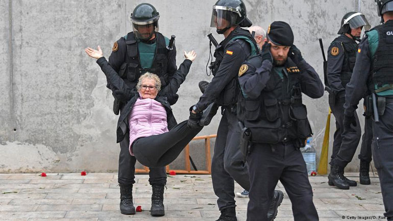 Η αστυνομία δεν δίστασε να απομακρύνει ακόμα και ηλικιωμένους