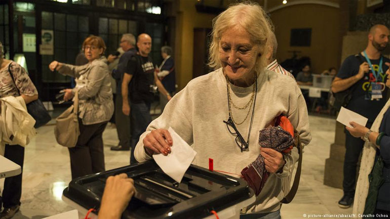 Σε αρκετά εκλογικά κέντρα στη Βαρκελώνη η ψηφοφορία έγινε χωρίς προβλήματα