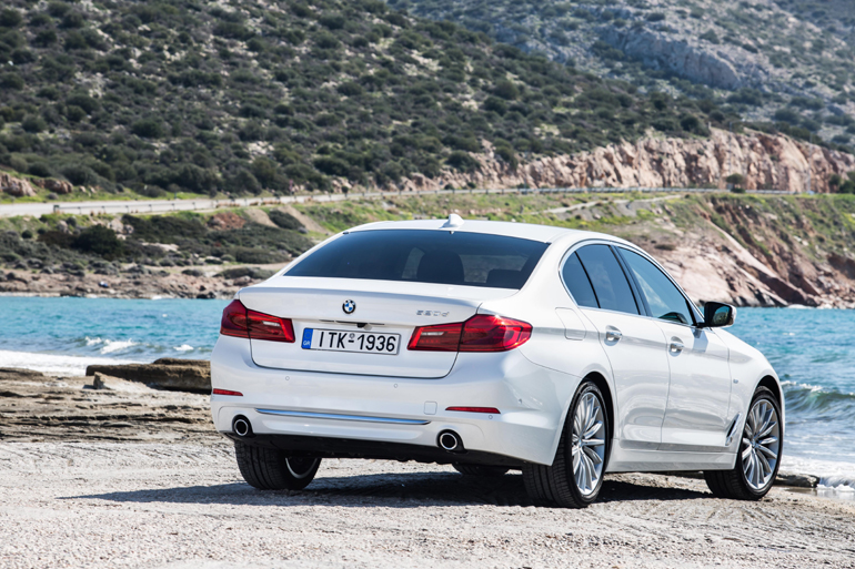 BMW Series 5 γιατί... έτσι! Άσε που πάει μπρος - πίσω χωρίς οδηγό, μόνο με το κλειδί!!! 