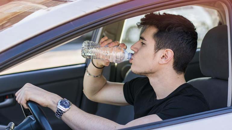 Η αφυδάτωση είναι το ίδιο επικίνδυνη με το αλκοόλ! Η αφυδάτωση είναι το ίδιο επικίνδυνη με το αλκοόλ!