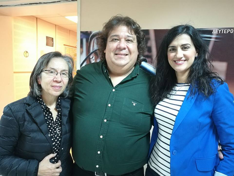 Ο Πάρις Ποντίκας με τις, Βάσω Μυλωνά (αριστερά) από το ίδρυμα Πάνος Μυλωνάς και την εκπρόσωπο Τύπου της Ελληνικής Αστυνομίας Ιωάννα Ροτζιόκου