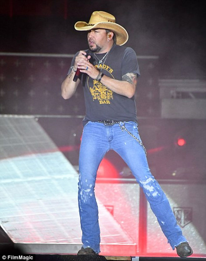 Η στιγμή που ο αστέρας της country μουσικής Jason Aldean συνειδητοποεί ότι πέφτουν πυροβολισμοί
