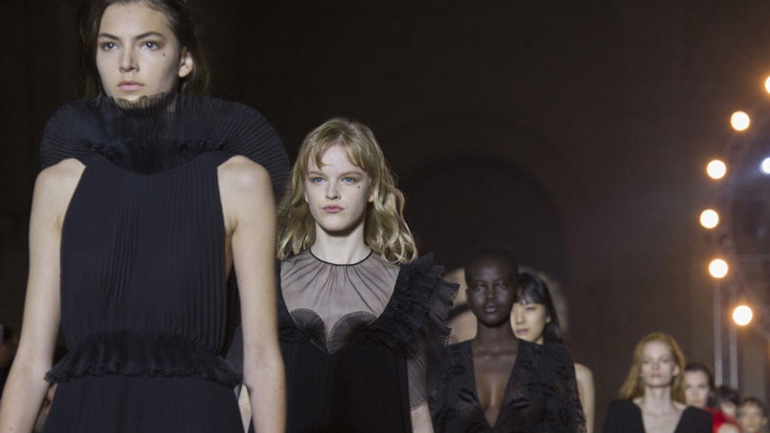 Μάθημα γοητείας από τον οίκο Givenchy