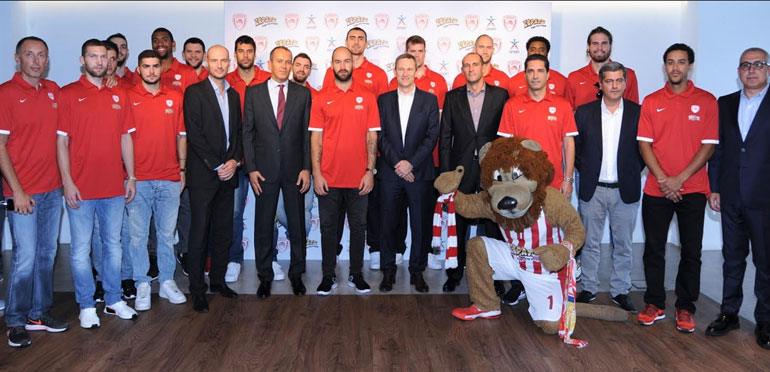 Πετρ Ματεγιόφσκι, Γιώργος Αγγελόπουλος, Ντάμιαν Κόουπ, Παναγιώτης Αγγελόπουλος, Γιάννης Σφαιρόπουλος, Οδυσσέας Χριστοφόρου και ο Χρήστος Σταυρόπουλος με την ομάδα μπάσκετ του Ολυμπιακού