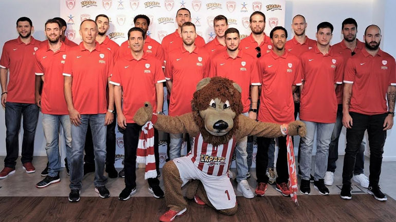 H ομάδα μπάσκετ του Ολυμπιακού στις εγκαταστάσεις του ΟΠΑΠ