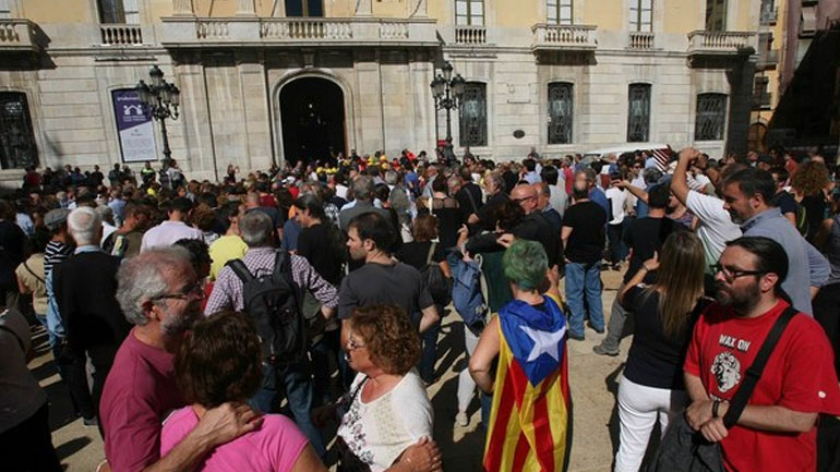 Χιλιάδες διαδηλωτές στους δρόμους της Καταλονίας κατά της βίας