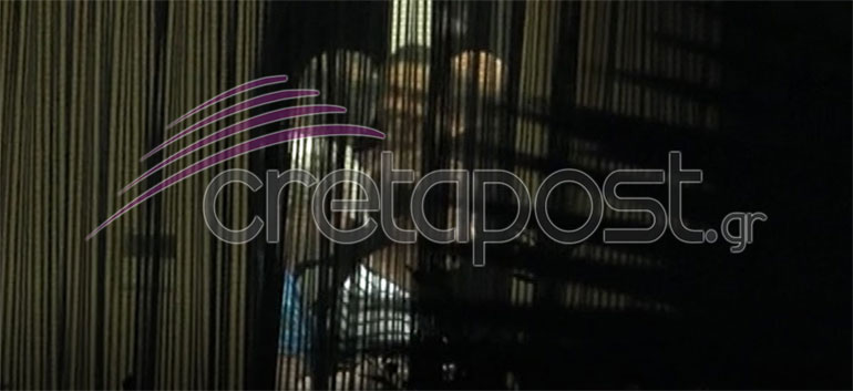 O M.Λεμπιδάκης αγκαλιάζει τα μέλη της οικογένειας του