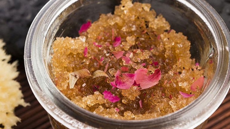 Σπιτικό scrub με ζάχαρη και ελαιόλαδο για τέλεια επιδερμίδα!