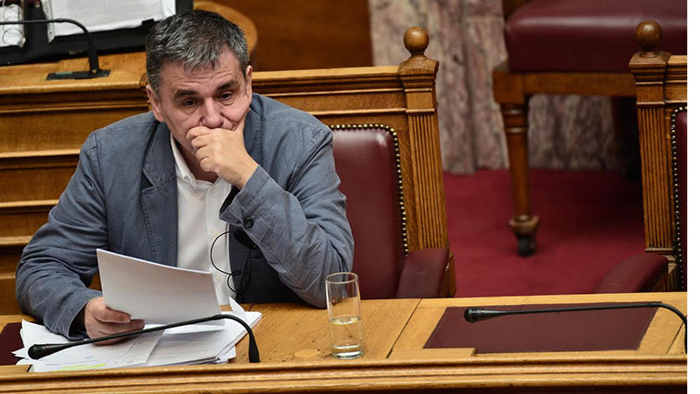 Ο Ευκλείδης Τσακαλώτος καταθέτει έναν προϋπολογισμό, για να είναι «εντάξει». Γνωρίζει καλύτερα από τον καθένα ότι έως τον Νοέμβριο θα αλλάξει δραματικά