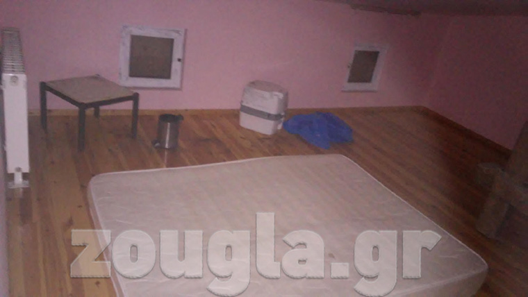 Εικόνα από το εσωτερικό του χώρου όπου κρατείτο όμηρος ο Μ. Λεμπιδάκης. Αριστερά το σκαμπό όπου καθόταν ο φύλακας