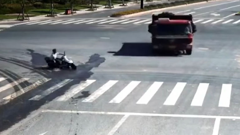 Αναβάτης νίντζα γλυτώνει από θαύμα!