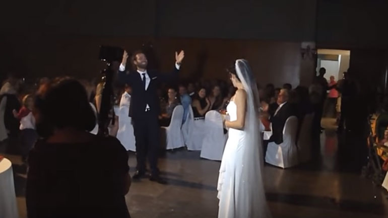 Γαμήλιο μπλουζ που θα συζητηθεί: Αυτή είναι η απάντηση στις ατελείωτες γυναικείες απαιτήσεις!