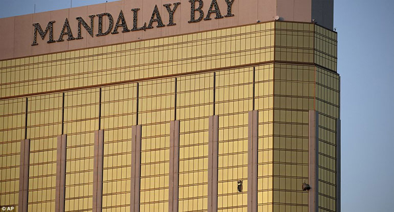 Εικόνα από το Mandalay Bay Resort and Casino, όπου φαίνονται δύο κατεστραμμένα παράθυρα στον 32ο όροφο, απ' όπου ο Paddock πυροβολούσε αδιακρίτως το πλήθος 