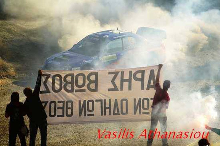 O Άρης Βωβός περνάει και ο κόσμος τον αποθεώνει