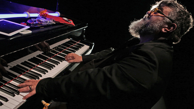 «Κρατικό Καλεί… Σταμάτη» – Ο Σταμάτης Κραουνάκης στο Θέατρο ΕΜΣ