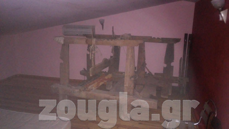 Παλιός αργαλειός στον οποίο τον αλυσοδένανε