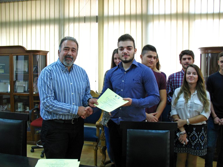 Ο Αναπληρωτής Πρύτανη, Ιορδάνης Ελευθεριάδης, επιδίδει τον έπαινο στον προπονητή της ομάδας, Γιώργο Ζερβόπουλο