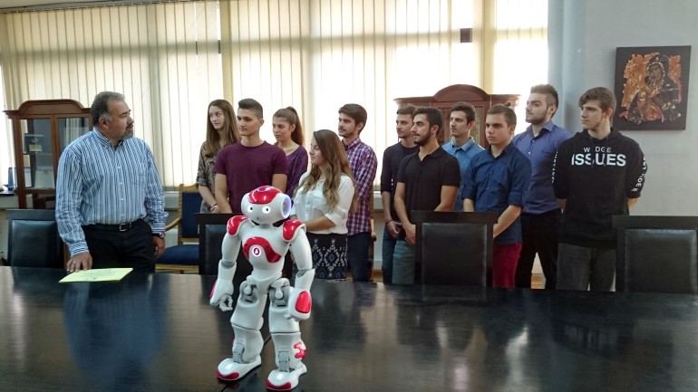 Οι ομάδα της Ακαδημίας Ρομποτικής του Πανεπιστημίου Μακεδονίας, που θα λάβει μέρος στην ολυμπιάδα ρομποτικής στην Κόστα Ρίκα, μαζί με τον «Ρολ» το ρομπότ που συμμετείχε στη φετινή ΔΕΘ και τον «Γιωρίκα», το ρομπότ της Ακαδημίας που μιλά ποντιακά