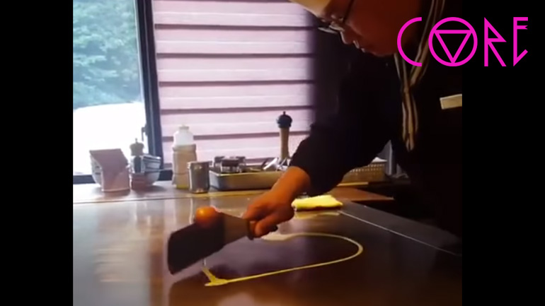 Σεφ κάνει κόλπα με ένα αυγό Σεφ κάνει κόλπα με ένα αυγό