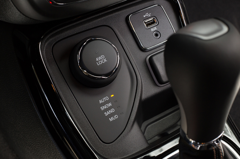 Οι ρυθμίσεις οδήγησης γίνονται ανάλογα με το οδόστρωμα και τις συνθήκες που επικρατούν από αυτόν τον περιστροφικό διακόπτη. Απλά δηλαδή! 