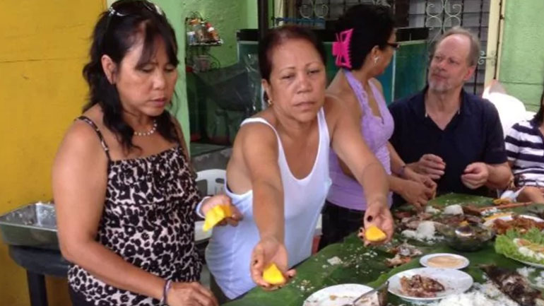 O Στίβεν Πάντοκ με την οικογένεια της Μαριλού Ντάνλεϊ το 2013 στις Φιλιππίνες