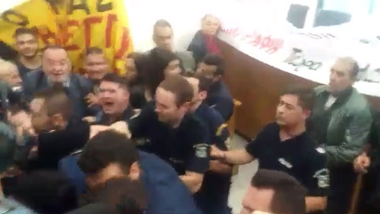 Επεισόδια στο Ειρηνοδικείο για τους πλειστηριασμούς